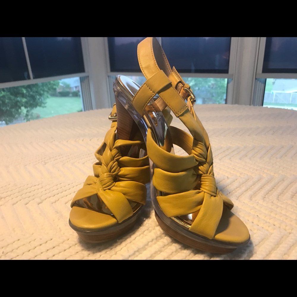 👛 Yellow sling back heels